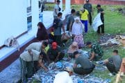 IMG_5843 Jum’at Berkah Penuh Pahala, Personil Kodim 1505/Tidore Bersama Warga Bersihkan Puing Atap Masjid