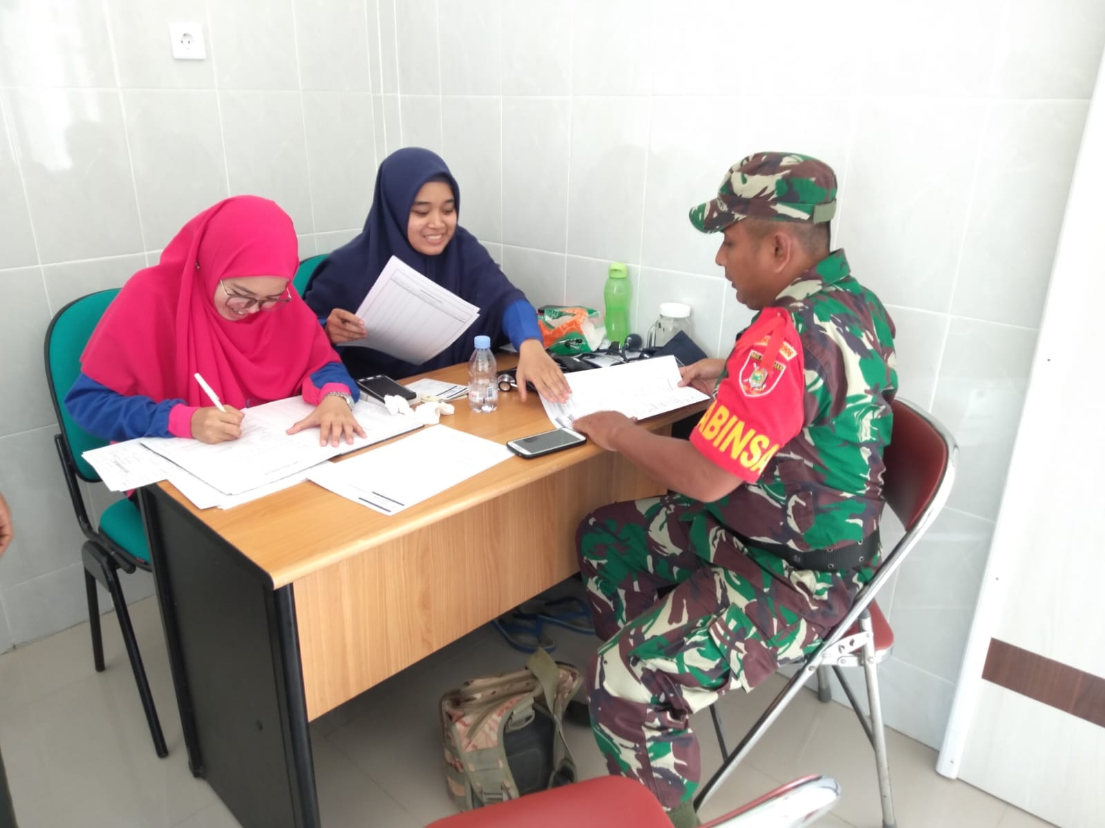WhatsApp Image 2026-06-01 at 20.32.06 Dalam kegiatan komsos bersama petugas kesehatan Puskesmas, Babinsa juga melakukan pemeriksaan kesehatan