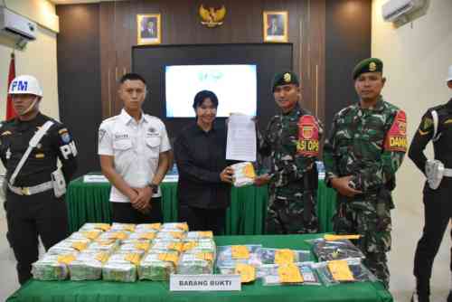 WhatsApp Image 2026-06-13 at 09.44.46 (1) Satgas Pamtas Yonarhanud 1/PBC/1 Kostrad Kembali Ukir Prestasi, Gagalkan Penyelundupan 21,4 Kg Sabu dan Amankan WNA di Entikong