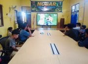 WhatsApp Image 2026-06-16 at 10.04.30 Jaga Kebersamaan, Anggota Babinsa Bersama Warga Gelar Nobar Piala Dunia
