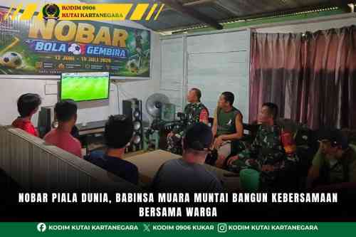 foto website (8) Nobar Piala Dunia, Babinsa Muara Muntai Bangun Kebersamaan Bersama Warga