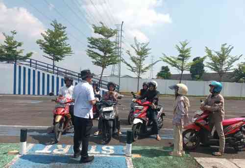 Polantas Tuban Hadir di Tengah Aktivitas Pagi, Warga Antusias Manfaatkan Layanan Konsultasi