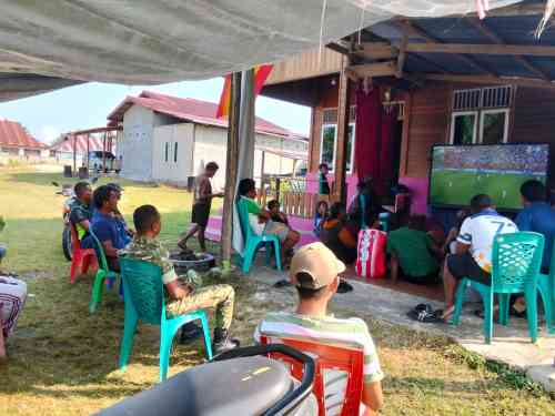 Penuh Keakraban, Babinsa Kodim 1505/Tidore Nobar Piala Dunia Bersama Warga Binaan