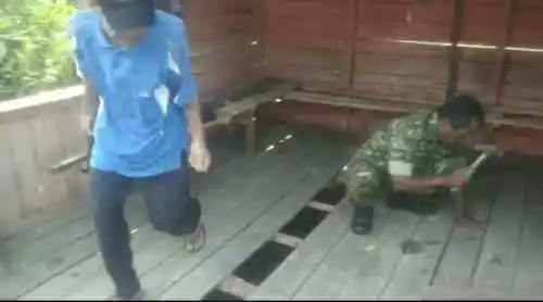 TNI dan Warga Bersinergi Renovasi Poskamling di Desa Awang Besar