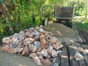 Material Terus Berdatangan, Pembangunan Jembatan Garuda Merah Putih di Desa Muang Dipercepat
