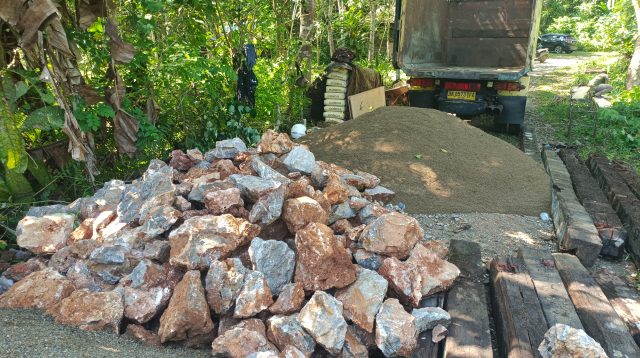 Material Terus Berdatangan, Pembangunan Jembatan Garuda Merah Putih di Desa Muang Dipercepat