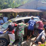 Aksi Cepat Babinsa Kodim 1505/Tidore Bersama Warga Evakuasi Mobil Kecelakaan