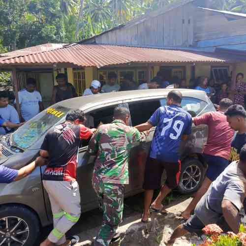 Aksi Cepat Babinsa Kodim 1505/Tidore Bersama Warga Evakuasi Mobil Kecelakaan