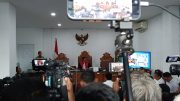 Massa Pendukung Roy Suryo Bentangkan Spanduk dan Poster di Depan PN Jakarta Selatan
