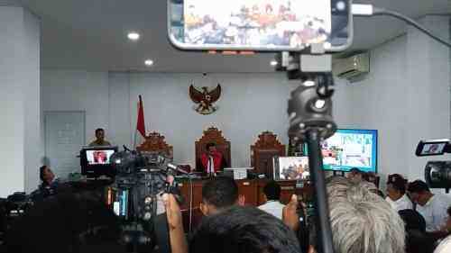 Massa Pendukung Roy Suryo Bentangkan Spanduk dan Poster di Depan PN Jakarta Selatan