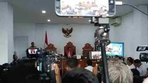 Massa Pendukung Roy Suryo Bentangkan Spanduk dan Poster di Depan PN Jakarta Selatan