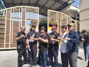 Spanduk, Tangis, dan Harapan Warnai Aksi Emak-Emak di Polresta Sidoarjo, Polisi Diminta Bertindak Cepat
