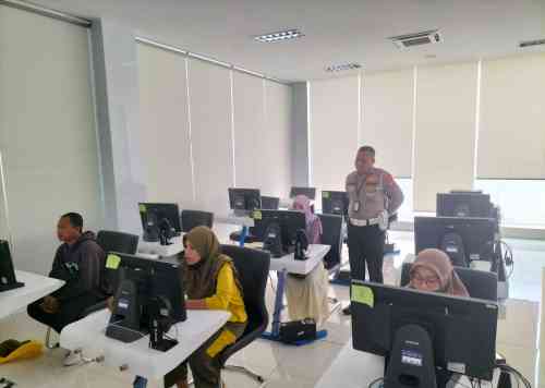Cerita Pagi di Tuban, Warga Antre Konsultasi SIM, STNK, dan BPKB Bersama Polantas