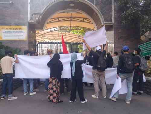 Puluhan Aktivis PMPRI Gelar Unjuk Rasa di Kejaksaan Agung, Audiensi Berlangsung Lancar