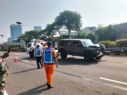 Mobil Dinas TNI AD Hantam Tiang di Pintu Keluar Tol Pulau Dua, Tidak Ada Korban