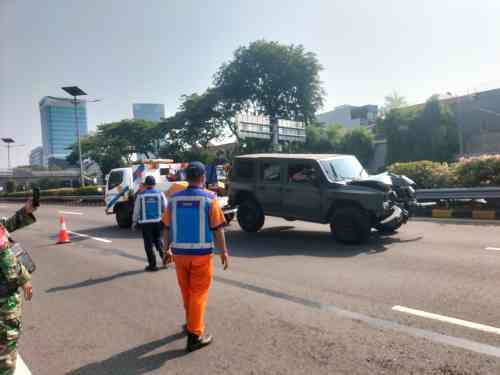 IMG-20260709-WA0059 Mobil Dinas TNI AD Hantam Tiang di Pintu Keluar Tol Pulau Dua, Tidak Ada Korban