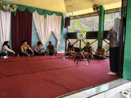 Dukung Budaya Hidup Sehat, Babinsa Dampingi Penilaian PHBS di Manduin