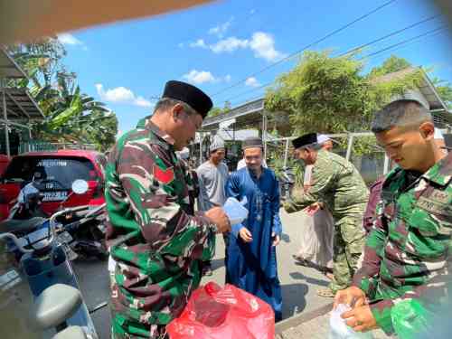 Kodim 1002/HST Gelar Jumat Berkah, Bagikan Nasi kepada Ratusan Jamaah