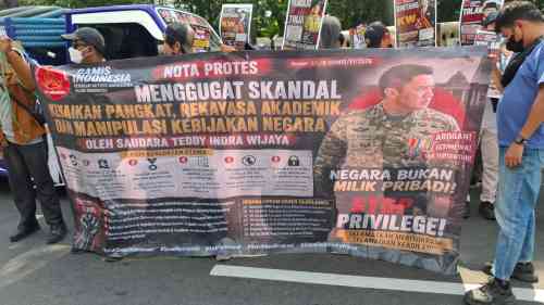 Demo GAMIS Warnai Kawasan Monas, Massa Desak Penyelidikan Dugaan Perusakan Mobil Ketua Umum