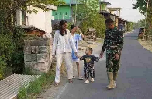 Bikin Adem! Kehadiran Satgas TMMD 129 Bojonegoro Jadi "Kakak Baru" Anak Desa Kesongo