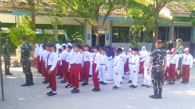 Sambut Semarak HUT RI: Satgas TMMD 129 Bojonegoro Gembleng PBB Siswa SD Kesongo 1