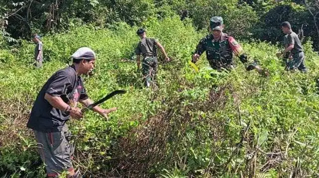 Babinsa Koramil Mapurujaya Bersama Warga Bersihkan TPU Kampung Hiripau