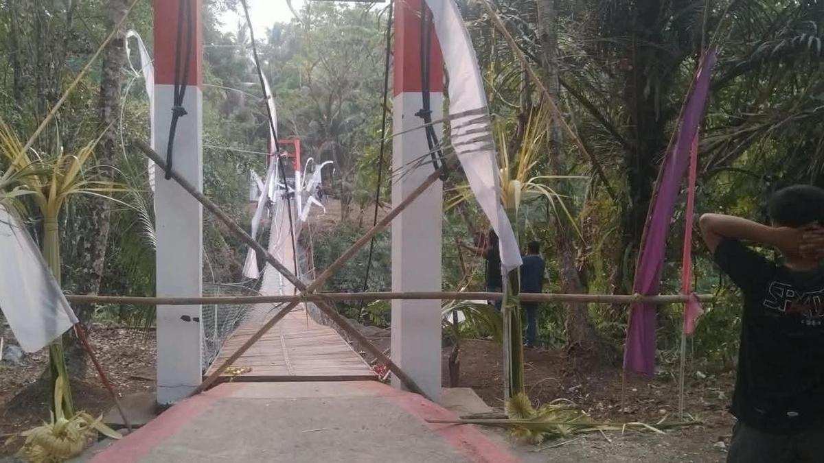 Kondisi ini menyebabkan jembatan mengalami kemiringan, namun struktur utama jembatan dipastikan tetap berada pada posisinya