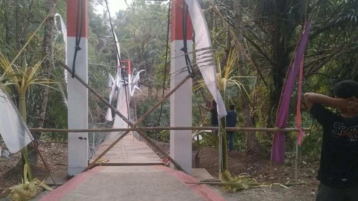 Kondisi ini menyebabkan jembatan mengalami kemiringan, namun struktur utama jembatan dipastikan tetap berada pada posisinya