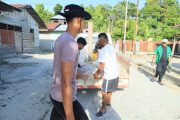 Percepatan Pembangunan RTLH, Anggota Satgas TMMD ke-129 Kodim 1505/Tidore Turunkan Material Semen