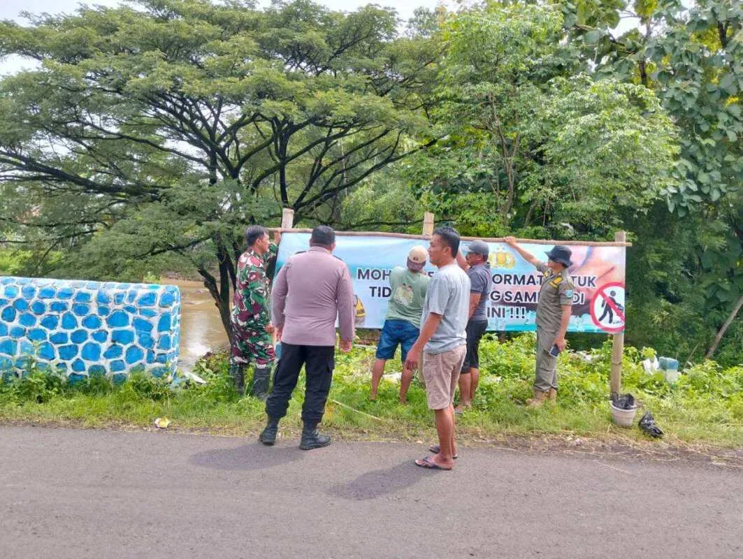 Cegah Banjir dan Pencemaran, Koramil Wonomerto Edukasi Warga Stop Buang Sampah Sembarangan