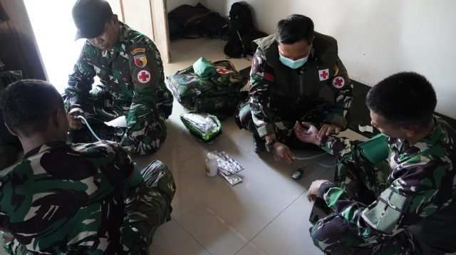 Menjaga "Napas" Pembangunan: Cerita Kemanusiaan dan Kesigapan Tim Kesehatan Satgas TMMD 129 Bojonegoro
