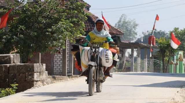 Senyum Warga Merekah: Jalan Beton TMMD 129 Bojonegoro di Kesongo Terwujud