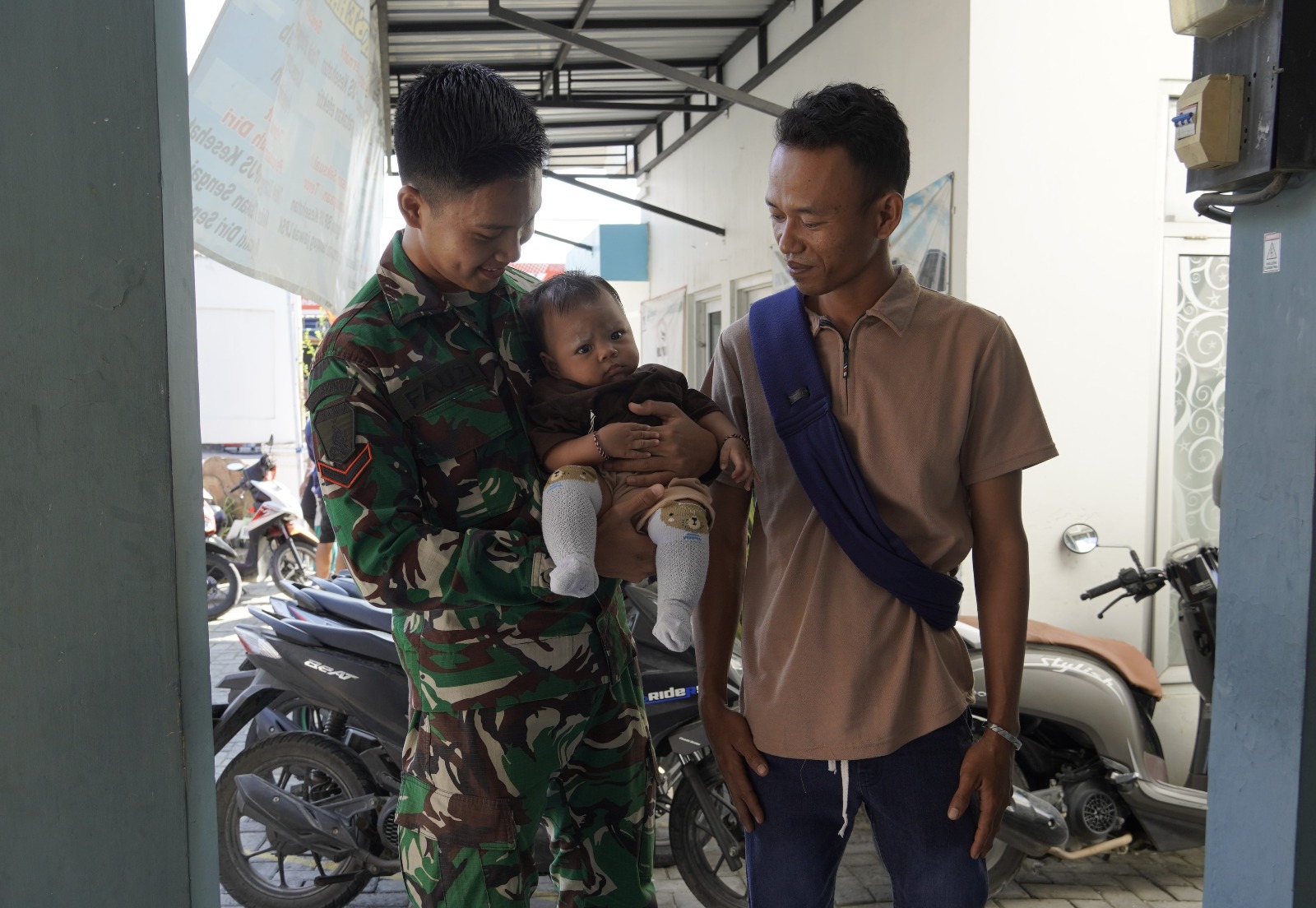 IMG-20260807-WA0064 Sentuhan Hangat TMMD 129 Bojonegoro: Ketika Seragam Loreng Menjaga Senyum Sang Balita di Kesongo