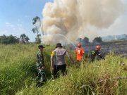 Babinsa Bersama Tim Gabungan Berjibaku Padamkan Karhutla di Desa Binturu