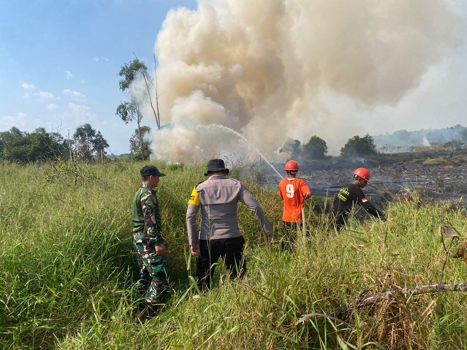 Babinsa Bersama Tim Gabungan Berjibaku Padamkan Karhutla di Desa Binturu