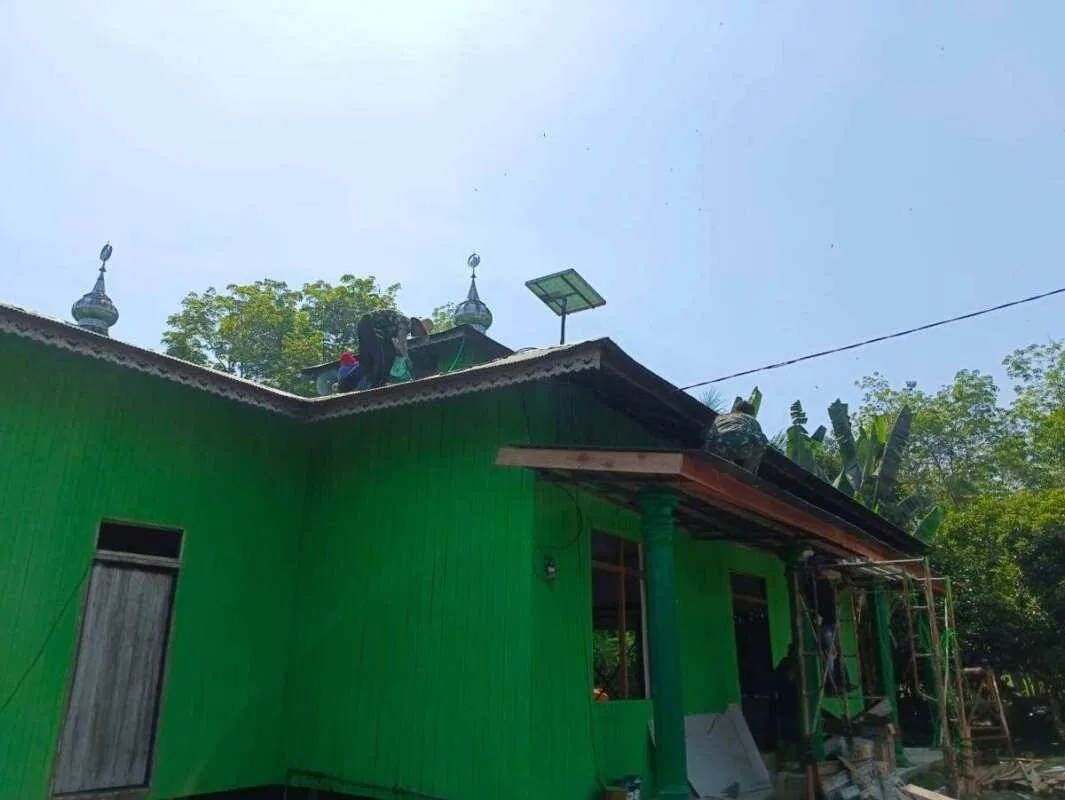 Pengecatan Berlanjut, Satgas TMMD Kodim 1002/HST Percantik Mushola Desa Awang