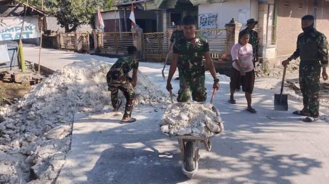 Menolak Menyerah pada Terik: Ketika Keringat Satgas TMMD 129 Bojonegoro dan Warga Kesongo Menyatu Demi Jalan Masa Depan