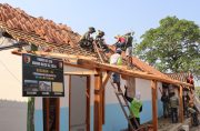 IMG-20260809-WA0101 Menembus Terik, Menjaga Harapan: Satgas TMMD 129 Bojonegoro dan Warga Bahu-Membahu Pasang Genteng Rumah Bu Tini