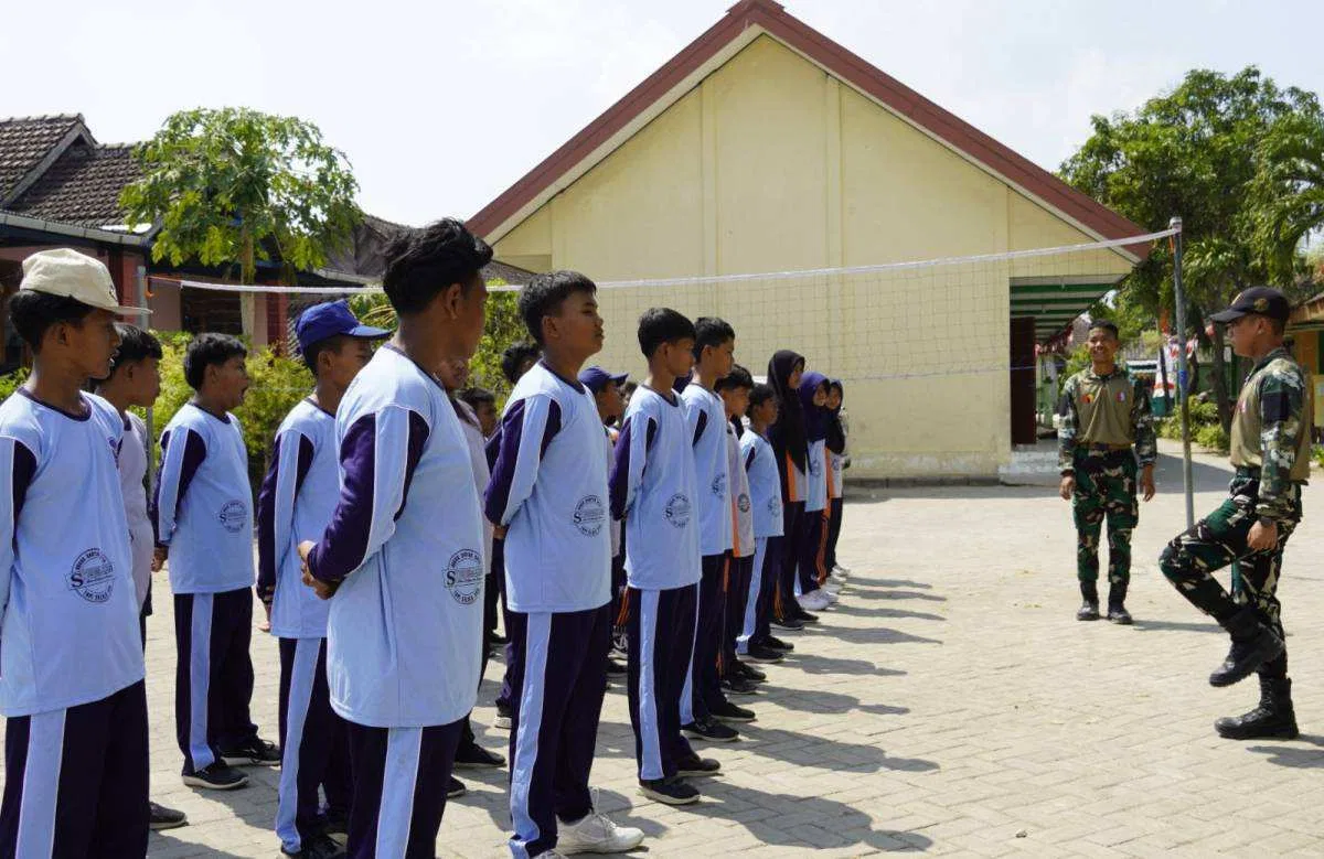 Menyemai Disiplin di Pelosok Desa: Kala Satgas TMMD 129 Bojonegoro Latih Karakter Siswa SMPN Satu Atap Kesongo