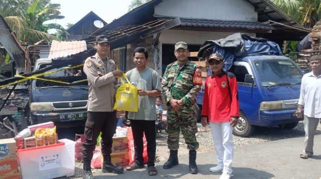 Peduli Warga Terdampak Musibah, Babinsa Dampingi Penyaluran Bantuan Pascakebakaran