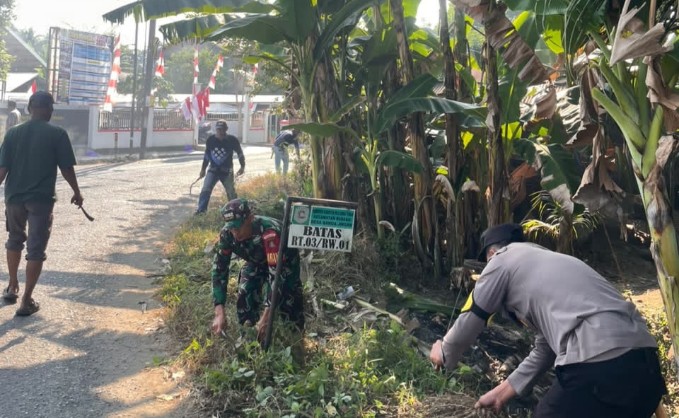 Jaga Lingkungan Tetap Bersih, Babinsa dan Warga Banua Jingah Bergotong Royong