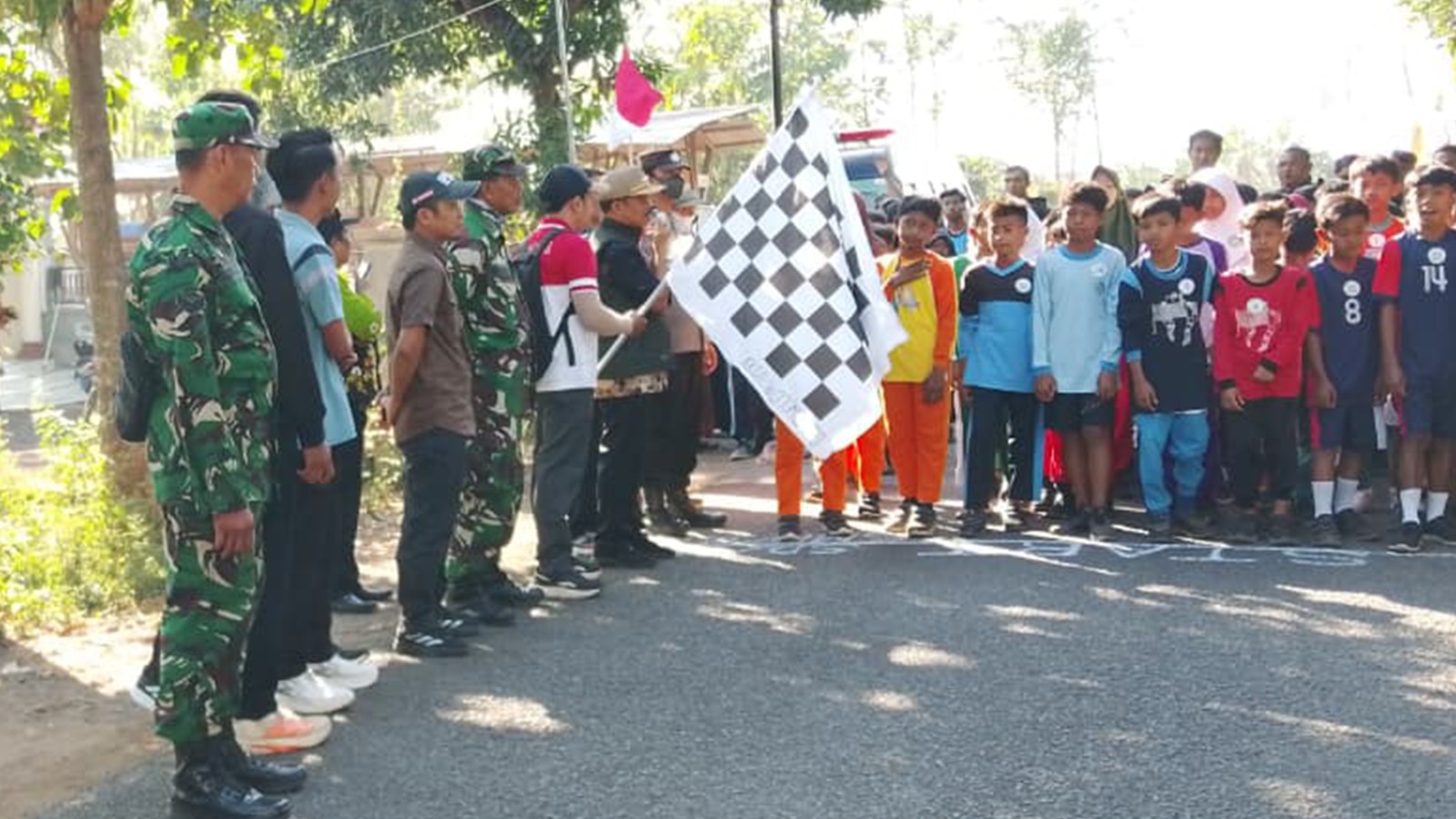 Koramil Wonomerto Kawal Dan Amankan Gelaran Lomba Lari Antar Lembaga Pendidikan Dalam Rangka HUT RI Ke 81