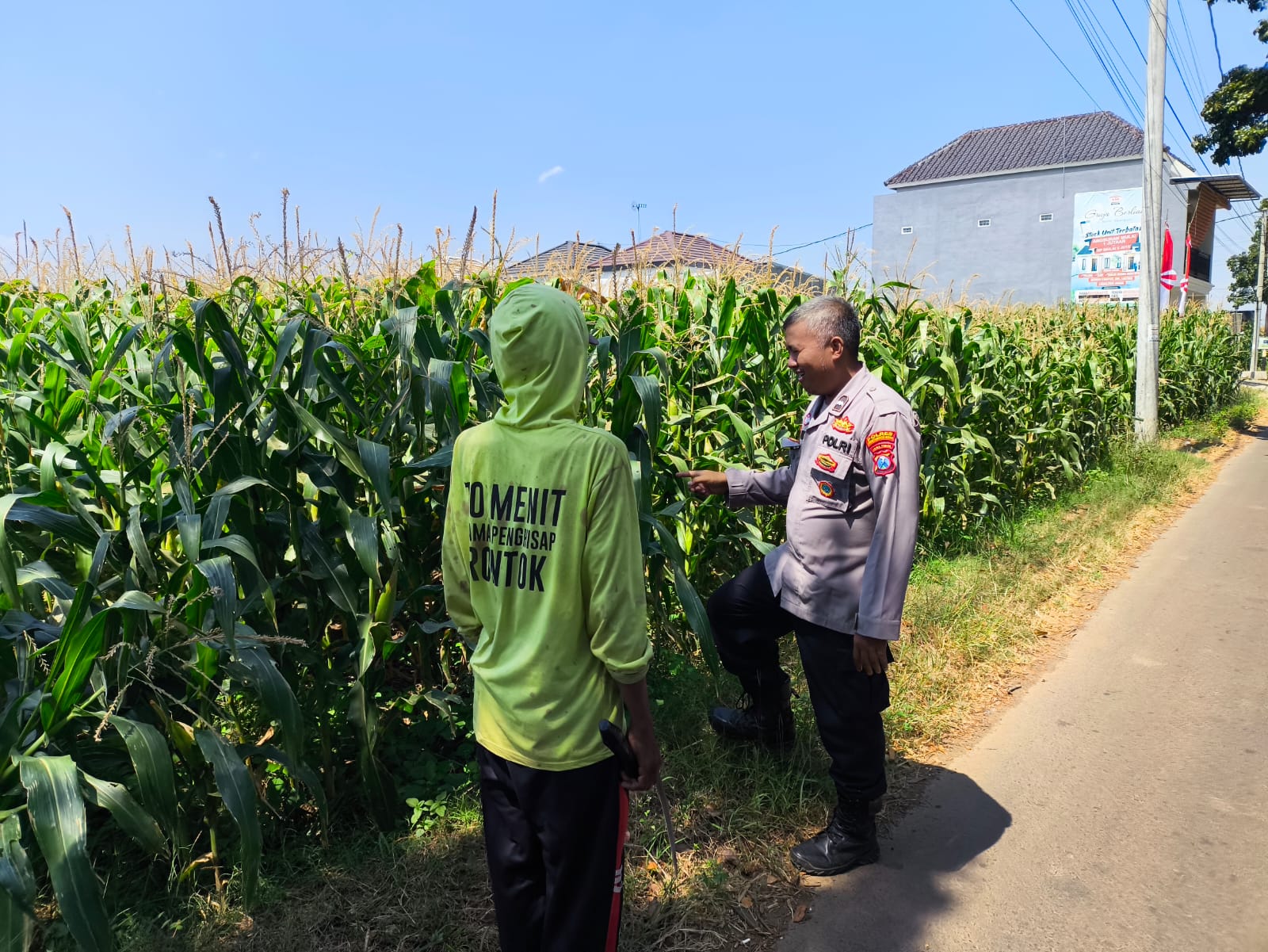 IMG-20260812-WA0189 Tak Sekadar Jaga Kamtibmas, Polisi Ikut Kawal Lahan Jagung di Kedopok