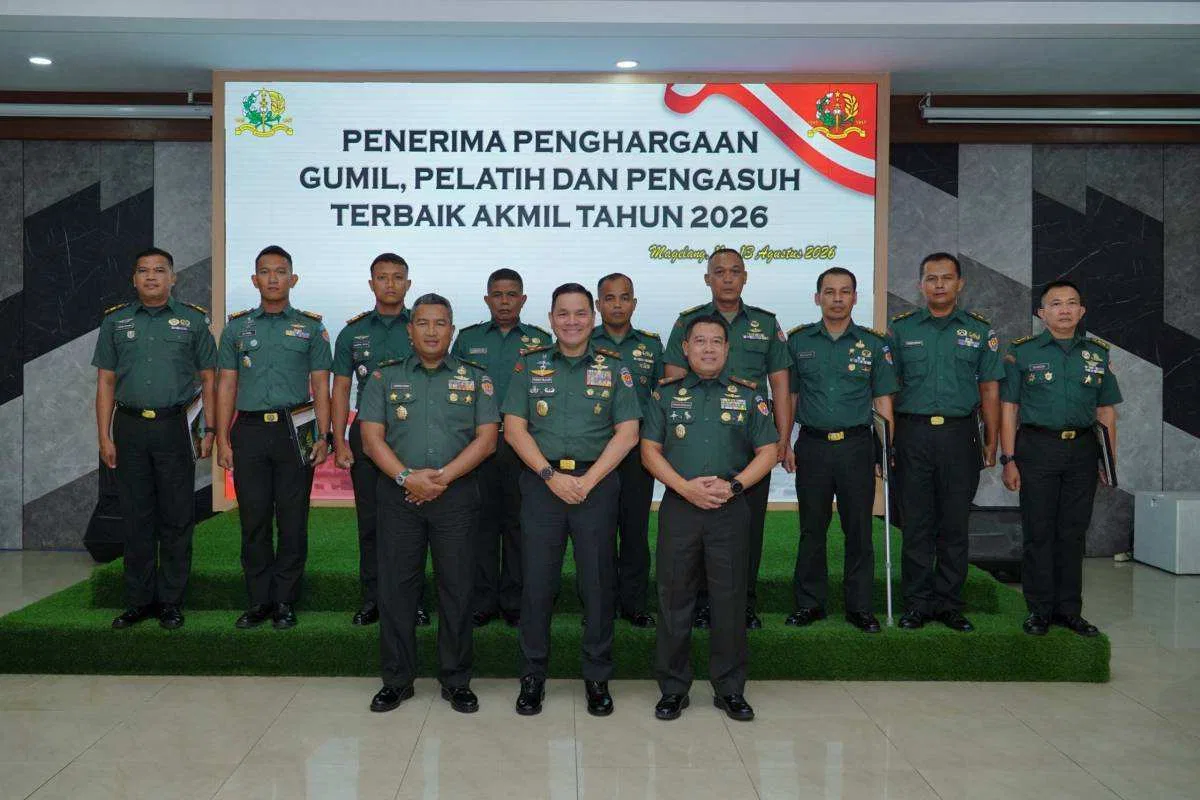 Gubernur Akmil Beri Penghargaan kepada Gumil, Pelatih, dan Pengasuh Terbaik