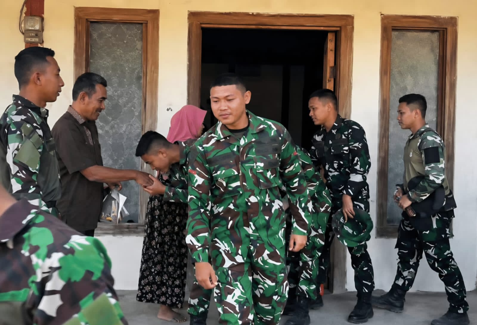 Jalinan Kekeluargaan Takkan Putus, Satgas TMMD 129 Bojonegoro Pamitan dengan Warga Kesongo