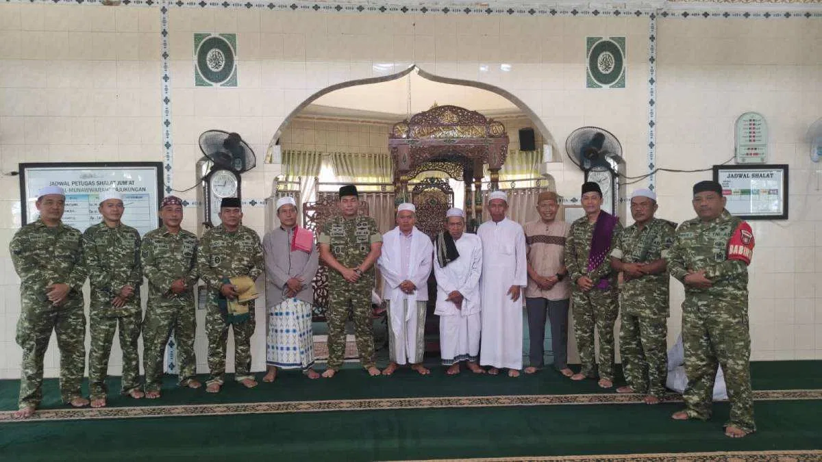 Dandim 1002/HST Shalat Jumat Bersama Warga dan Gelar Jumat Berkah