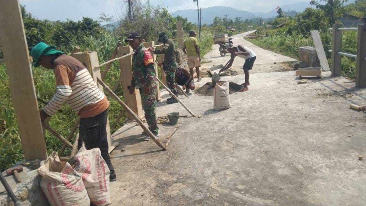 Semangat Gotong Royong, TNI dan Warga Percepat Pembangunan Jembatan Armco di Maidi