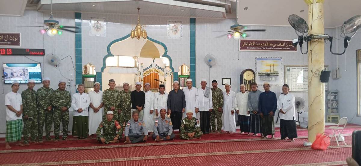 IMG-20260821-WA0275 Jumat Berkah, Kodim 1002 Berbagi dengan Jamaah Masjid Al Mubarok