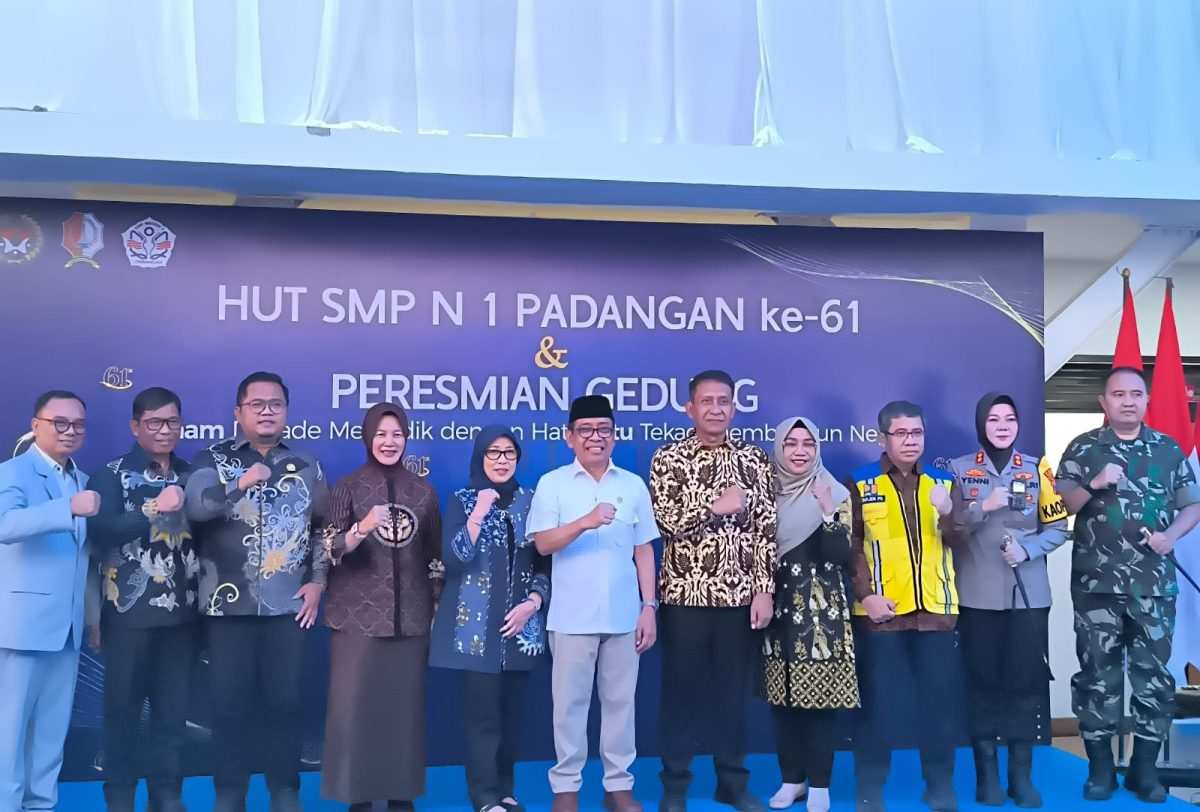 Dandim Bojonegoro Dampingi Menko PMK Hadiri Harlah dan Peresmian Gedung Baru SMPN 1 Padangan