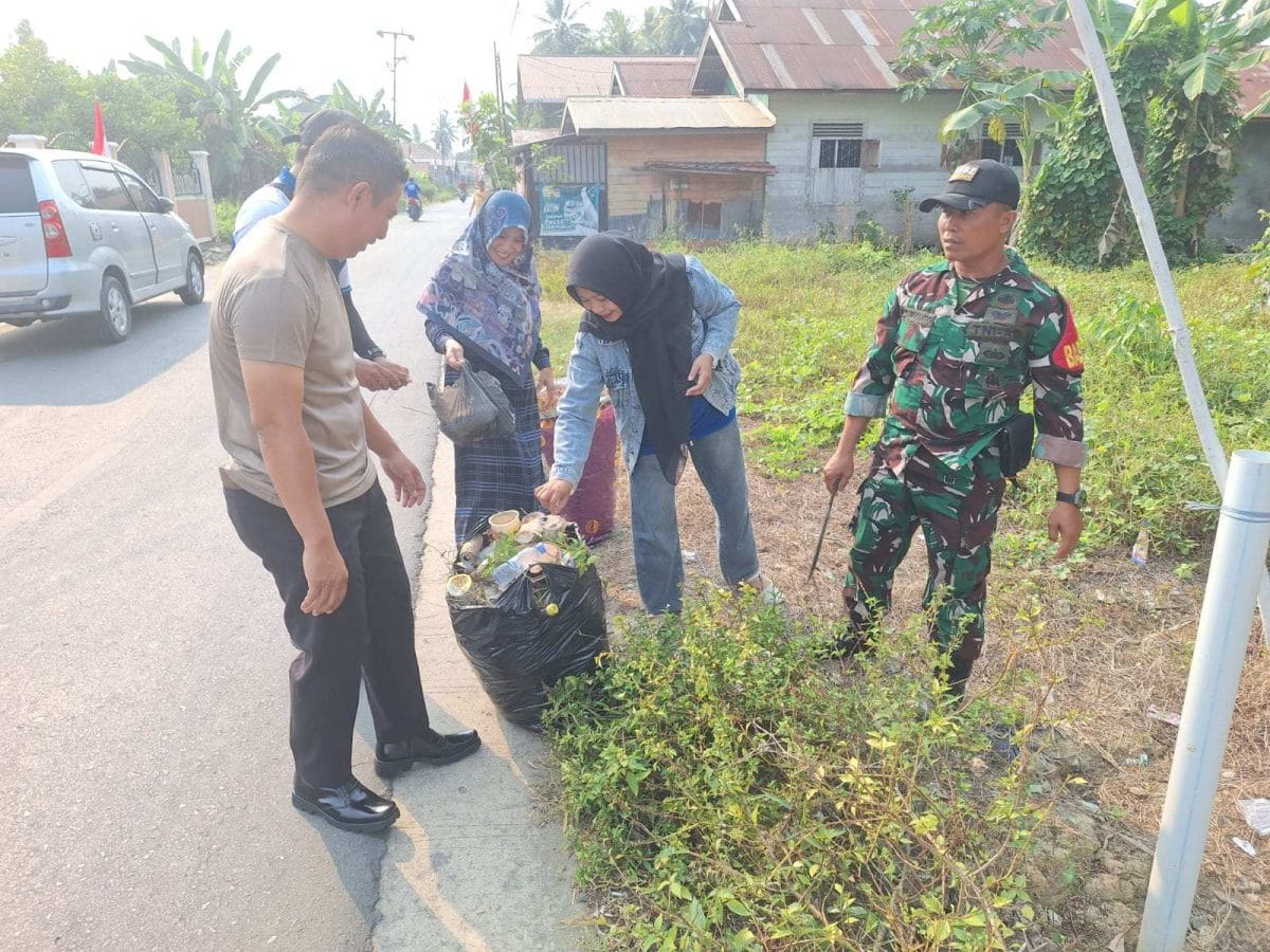 Jaga Lingkungan Tetap Bersih, Babinsa dan Warga Banua Binjai Bergotong Royong